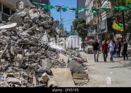 Gaza, la bande de Gaza, Palestine. 23 mai 2021. Les Palestiniens regardent les décombres d'un bâtiment détruit après le cessez-le-feu entre Israël et les militants de Gaza, dans la bande de Gaza. Credit: Mahmoud Issa/Quds Net News/ZUMA Wire/Alay Live News Banque D'Images