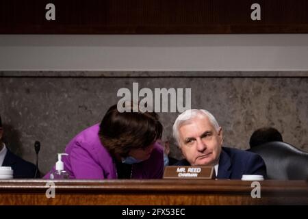 Le sénateur américain Jack Reed (démocrate du Rhode Island), président du Comité sénatorial américain des services armés, à droite, confère avec la sénatrice américaine Jeanne Shaheen (démocrate du New Hampshire), à gauche, lors d'une audience de mise en candidature du Comité sénatorial des services armés dans le bâtiment Dirksen du Bureau du Sénat à Washington, DC, le mardi 25 mai, 2021. Crédit : Rod Lamkey/CNP/MediaPunch Banque D'Images