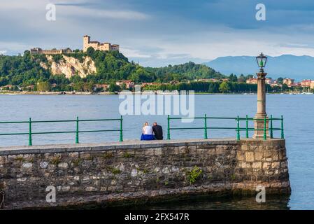 Beaux lacs d'Italie - Lac majeur pittoresque, vue sur Rocca di Angera avec impressionnant château Banque D'Images