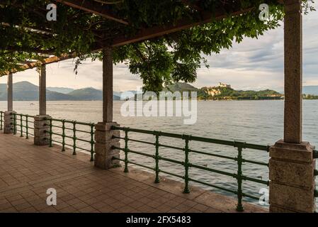Beaux lacs d'Italie - Lac majeur pittoresque, vue sur Rocca di Angera avec impressionnant château Banque D'Images