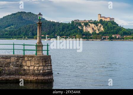 Beaux lacs d'Italie - Lac majeur pittoresque, vue sur Rocca di Angera avec impressionnant château Banque D'Images