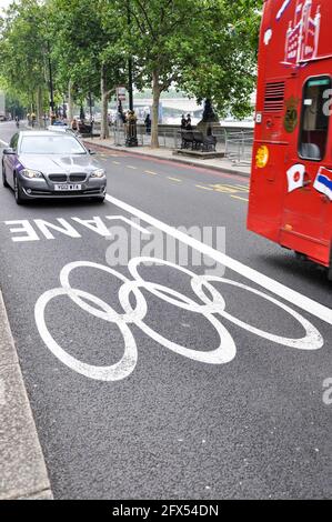 Games Lane, réservé aux véhicules des Jeux Olympiques de Londres 2012, sur Victoria Embankment, Londres, Royaume-Uni. Logo des anneaux olympiques sur la route. Infrastructure de voyage Banque D'Images