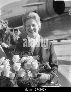 Arrivée Sjoukje Dijkstra à Schiphol, pour une représentation dans la revue ICE Holiday on Ice à Amsterdam, 23 septembre 1964, arrivées, pays-Bas, agence de presse du xxe siècle photo, nouvelles à retenir, documentaire, photographie historique 1945-1990, histoires visuelles, L'histoire humaine du XXe siècle, immortaliser des moments dans le temps Banque D'Images