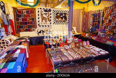 L'intérieur d'une boutique de souvenirs à Chinchero, un petit village rustique andin de la Vallée Sacrée, province d'Urubamba, région de Cusco, Pérou Banque D'Images