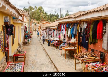 Scène de rue avec des boutiques de souvenirs touristiques à Chinchero, un petit village rustique andin dans la Vallée Sacrée, province d'Urubamba, région de Cusco, Pérou Banque D'Images