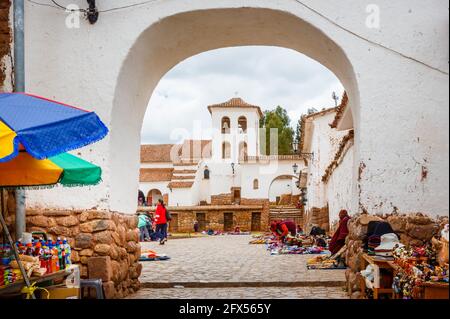 Chemin menant à la place principale de Chinchero, un petit village rustique andin de la Vallée Sacrée, province d'Urubamba, région de Cusco, Pérou Banque D'Images