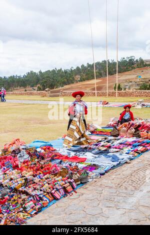 Marché extérieur de textiles et de souvenirs sur la place de la ville de Chinchero, un village rustique andin dans la Vallée Sacrée, Urubamba, région de Cusco, Pérou Banque D'Images