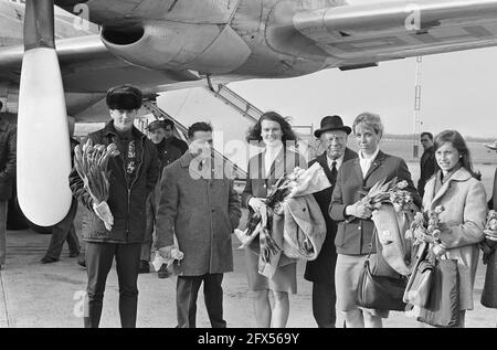 Arrivée Stien Kaiser et Jorrit Jorritsma à l'aéroport de Schiphol depuis Inzell, 6 mars 1967, patinage, sports, Pays-Bas, Agence de presse du XXe siècle photo, nouvelles à retenir, documentaire, photographie historique 1945-1990, histoires visuelles, L'histoire humaine du XXe siècle, immortaliser des moments dans le temps Banque D'Images