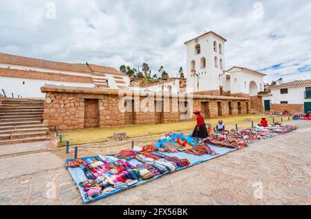 Marché extérieur de textiles et de souvenirs sur la place de la ville de Chinchero, un village rustique andin dans la Vallée Sacrée, Urubamba, région de Cusco, Pérou Banque D'Images