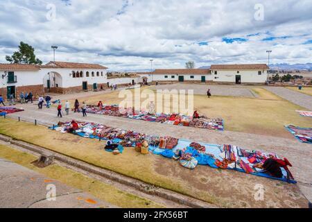 Marché extérieur de textiles et de souvenirs sur la place de la ville de Chinchero, un village rustique andin dans la Vallée Sacrée, Urubamba, région de Cusco, Pérou Banque D'Images