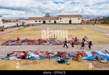 Marché extérieur de textiles et de souvenirs sur la place de la ville de Chinchero, un village rustique andin dans la Vallée Sacrée, Urubamba, région de Cusco, Pérou Banque D'Images