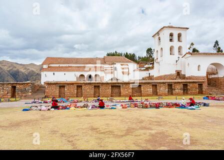 Marché extérieur de textiles et de souvenirs sur la place de la ville de Chinchero, un village rustique andin dans la Vallée Sacrée, Urubamba, région de Cusco, Pérou Banque D'Images