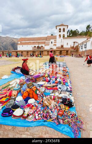 Marché extérieur de textiles et de souvenirs sur la place de la ville de Chinchero, un village rustique andin dans la Vallée Sacrée, Urubamba, région de Cusco, Pérou Banque D'Images