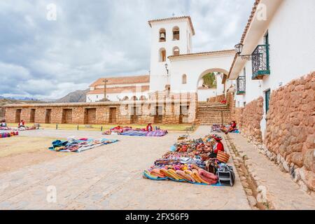 Marché extérieur de textiles et de souvenirs sur la place de la ville de Chinchero, un village rustique andin dans la Vallée Sacrée, Urubamba, région de Cusco, Pérou Banque D'Images