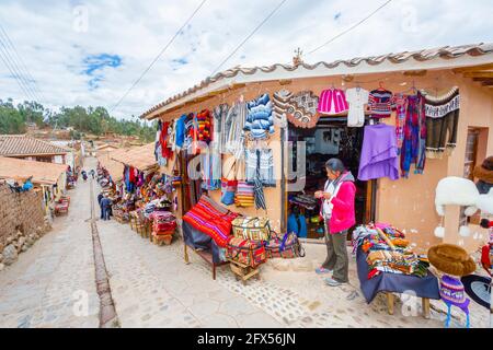Scène de rue avec des boutiques de souvenirs touristiques à Chinchero, un petit village rustique andin dans la Vallée Sacrée, province d'Urubamba, région de Cusco, Pérou Banque D'Images