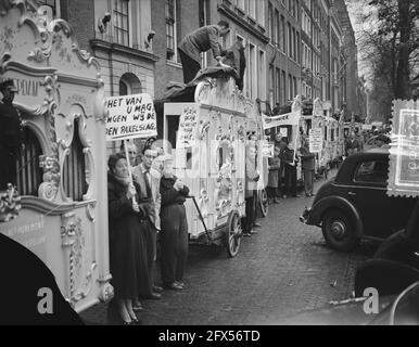 Tournage d'un nouveau film Willem Parel avec des orgues Barrel Amsterdam, 29 octobre 1954, FILM, enregistrements, Barrel Orgues, pays-Bas, agence de presse du XXe siècle photo, news to Remember, documentaire, photographie historique 1945-1990, histoires visuelles, L'histoire humaine du XXe siècle, immortaliser des moments dans le temps Banque D'Images