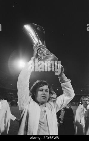 Feyenoord contre Tottenham Hotspur 2-0, finale de la coupe UEFA Rinus Israël avec la coupe UEFA, 29 mai 1974, coupes, sports, football, Pays-Bas, Agence de presse du XXe siècle photo, nouvelles à retenir, documentaire, photographie historique 1945-1990, histoires visuelles, L'histoire humaine du XXe siècle, immortaliser des moments dans le temps Banque D'Images