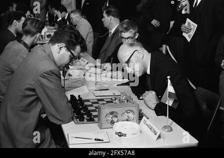 Fide tournoi d'échecs. 6-7 L. G. Philippe, van Scheltinga, 8-9 S. Gligoric, 4 octobre 1963, SCHAAKTOURNOOOIEN, pays-Bas, Agence de presse du XXe siècle photo, news to Remember, documentaire, photographie historique 1945-1990, histoires visuelles, L'histoire humaine du XXe siècle, immortaliser des moments dans le temps Banque D'Images