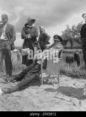 Tournage dans le Beemster près de Schermerhorn pour le film Operation Amsterdam, les acteurs principaux ont quitté Eva Bartok, à droite Peter Finch, 23 juillet 1958, FILMOPNAMES, FILMS, principaux acteurs, pays-Bas, Agence de presse du XXe siècle photo, news to remember, documentaire, photographie historique 1945-1990, histoires visuelles, L'histoire humaine du XXe siècle, immortaliser des moments dans le temps Banque D'Images