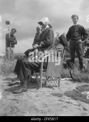 Tournage dans le Beemster près de Schermerhorn pour le film Operation Amsterdam, les acteurs principaux ont quitté Eva Bartok, à droite Peter Finch, 23 juillet 1958, NOMS DE FILM, FILMS, acteurs majeurs, pays-Bas, agence de presse du XXe siècle photo, news to remember, documentaire, photographie historique 1945-1990, histoires visuelles, L'histoire humaine du XXe siècle, immortaliser des moments dans le temps Banque D'Images