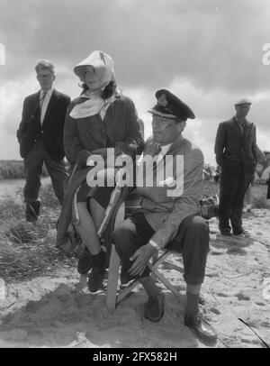 Tournage dans le Beemster près de Schermerhorn pour le film Operation Amsterdam, les acteurs principaux ont quitté Eva Bartok, à droite Peter Finch, 23 juillet 1958, FILMOPNAMES, FILMS, principaux acteurs, pays-Bas, Agence de presse du XXe siècle photo, news to remember, documentaire, photographie historique 1945-1990, histoires visuelles, L'histoire humaine du XXe siècle, immortaliser des moments dans le temps Banque D'Images