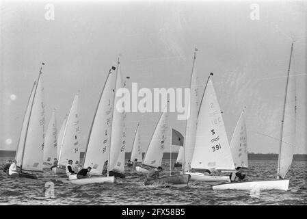 Fin Gold Cup 1963 . Sur l'Ijsselmeer en face de Medemblik arrondissant la première bouée, 14 août 1963, voiles, pays-Bas, agence de presse du XXe siècle photo, news to remember, documentaire, photographie historique 1945-1990, histoires visuelles, L'histoire humaine du XXe siècle, immortaliser des moments dans le temps Banque D'Images