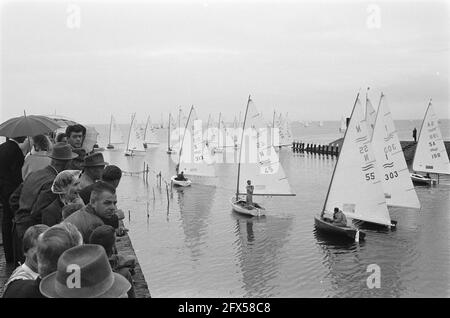 Fin Gold Cup 1963 sur Ijsselmeer près de Medemblik. Les finjollen quittent le port de Medemblik, août 15 1963, ports, voiles, pays-Bas, agence de presse du xxe siècle photo, nouvelles à retenir, documentaire, photographie historique 1945-1990, histoires visuelles, L'histoire humaine du XXe siècle, immortaliser des moments dans le temps Banque D'Images