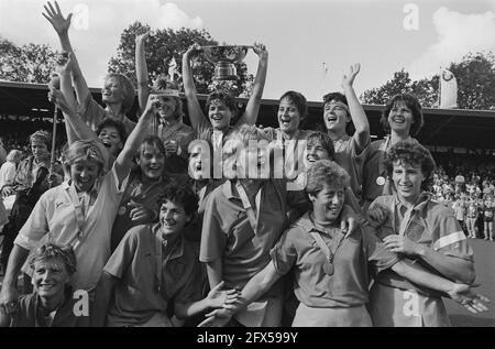 Finales du Championnat du monde de hockey féminin : femmes néerlandaises heureuses de médailles et de coupes après avoir remporté le Championnat du monde, 24 août 1986, MEDAILLES, CUPS, Hockey sur gazon, championnats du monde, pays-Bas, Agence de presse du XXe siècle photo, news to Remember, documentaire, photographie historique 1945-1990, histoires visuelles, L'histoire humaine du XXe siècle, immortaliser des moments dans le temps Banque D'Images