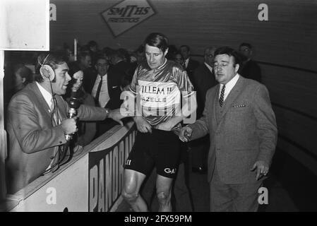 Terminez la course cycliste de six jours RAI Amsterdam. Gagnant couple Post (à gauche) et Deloof pendant le tour d'honneur avec couronne, 17 décembre 1969, WIELRENNEN, pays-Bas, agence de presse du xxe siècle photo, nouvelles à retenir, documentaire, photographie historique 1945-1990, histoires visuelles, L'histoire humaine du XXe siècle, immortaliser des moments dans le temps Banque D'Images