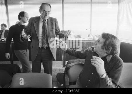 Conseil de la Fédération FNV à Amsterdam. Arie Groenevelte (présidente de l'industrie FNV) en conversation avec Cees Schelling (r.) (Voedingsbond), 1er février 1982, syndicats de l'industrie, conseils de fédération, Syndicats de l'alimentation, pays-Bas, Agence de presse du XXe siècle photo, nouvelles à retenir, documentaire, photographie historique 1945-1990, histoires visuelles, L'histoire humaine du XXe siècle, immortaliser des moments dans le temps Banque D'Images