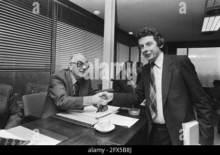 FNV federation council à Amsterdam; le président du FNV Kok (l) salue le président de l'ACOP Dutman (r), 4 décembre 1978, conseils de fédération, présidents, Pays-Bas, Agence de presse du XXe siècle photo, nouvelles à retenir, documentaire, photographie historique 1945-1990, histoires visuelles, L'histoire humaine du XXe siècle, immortaliser des moments dans le temps Banque D'Images