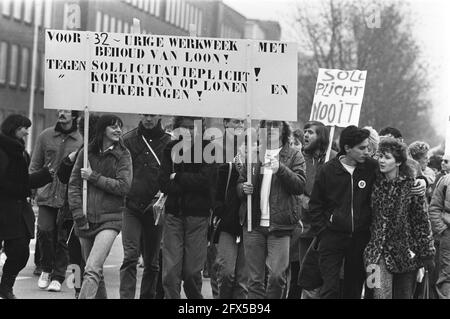 Le mouvement des jeunes FNV manifeste à la Haye contre la politique gouvernementale, 17 novembre 1984, manifestations, pays-Bas, agence de presse du xxe siècle photo, nouvelles à retenir, documentaire, photographie historique 1945-1990, histoires visuelles, L'histoire humaine du XXe siècle, immortaliser des moments dans le temps Banque D'Images