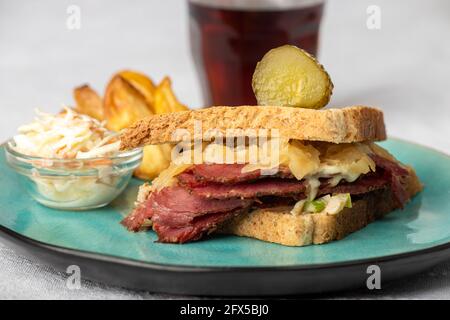 reuben sandwich sur une assiette avec des frites Banque D'Images