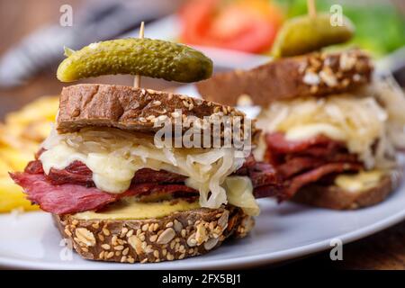 sandwich reuben sur bois rustique Banque D'Images