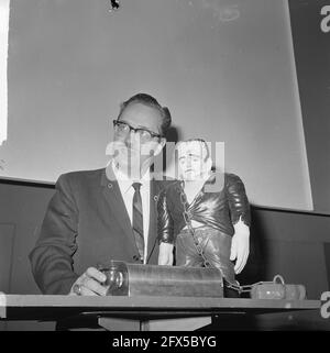 Forrest J. Ackerman, agent littéraire des auteurs de science-fiction et d'horreur, 11 août 1965, agents, horreur, Littérature, portraits, science-fiction, pays-Bas, agence de presse du XXe siècle photo, news to remember, documentaire, photographie historique 1945-1990, histoires visuelles, L'histoire humaine du XXe siècle, immortaliser des moments dans le temps Banque D'Images