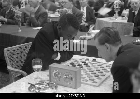 Championnat du monde a checkers à Amsterdam, Baby Sy - Archives nationales - 911-6725, pays-Bas, agence de presse du 20e siècle photo, news to remember, documentaire, photographie historique 1945-1990, histoires visuelles, L'histoire humaine du XXe siècle, immortaliser des moments dans le temps Banque D'Images