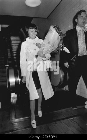 La chanteuse française Mireille Mathieu arrive, le 30 juin 1970, arrivées et départs, chansonnière, chansons, chanteurs, pays-Bas, Agence de presse du XXe siècle photo, news to remember, documentaire, photographie historique 1945-1990, histoires visuelles, L'histoire humaine du XXe siècle, immortaliser des moments dans le temps Banque D'Images