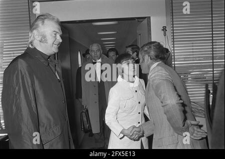 La chanteuse française Mireille Mathieu est accueillie à l'aéroport de Schiphol, le 30 juin 1970, arrivée et départ, chansonnière, chansons, chanteurs, pays-Bas, Agence de presse du XXe siècle photo, news to remember, documentaire, photographie historique 1945-1990, histoires visuelles, L'histoire humaine du XXe siècle, immortaliser des moments dans le temps Banque D'Images