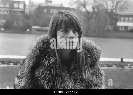 La chanteuse-actrice française Françoise Hardy à Amsterdam. Françoise Hardy, 16 décembre 1969, Singers, pays-Bas, agence de presse du xxe siècle photo, nouvelles à retenir, documentaire, photographie historique 1945-1990, histoires visuelles, L'histoire humaine du XXe siècle, immortaliser des moments dans le temps Banque D'Images