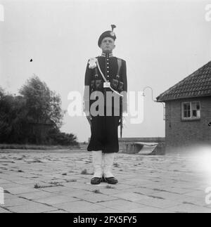 Troupes de garde en uniformes de gala. 1 Hunter, 9 septembre 1948, JAGERS, pays-Bas, agence de presse du xxe siècle photo, nouvelles à retenir, documentaire, photographie historique 1945-1990, histoires visuelles, L'histoire humaine du XXe siècle, immortaliser des moments dans le temps Banque D'Images