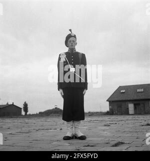 Troupes de garde en uniformes de gala. 1 Hunter, 9 septembre 1948, JAGERS, pays-Bas, agence de presse du xxe siècle photo, nouvelles à retenir, documentaire, photographie historique 1945-1990, histoires visuelles, L'histoire humaine du XXe siècle, immortaliser des moments dans le temps Banque D'Images