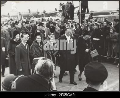 Événements entourant la réception du couple engagé Irene et Carel Hugo aux pays-Bas. Arrivée des parents Carlos Hugo à l'aéroport de Schiphol. Flrs. Le prince Hugo Carlos de Bourbon-Parme, la princesse Irene, la princesse Magdalena (mère de Hugo Carlos), le prince Bernhard et la reine Juliana. Deuxième rangée : la princesse Beatrix et deux sœurs du prince Hugo Carlos, 10 février 1964, reines, famille royale, Réceptions, princes, princesses, engagements, pays-Bas, agence de presse du xxe siècle photo, nouvelles à retenir, documentaire, photographie historique 1945-1990, histoires visuelles, Histoire humaine du vingtième Banque D'Images