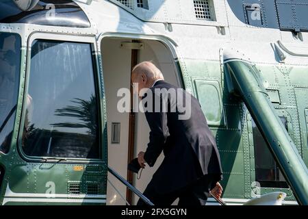LE président DES ÉTATS-UNIS Joe Biden est à bord de Marine One à la Maison Blanche à Washington, DC, le mardi 25 mai 2021. Le président Joe Biden quitte la Maison-Blanche pour le Delaware pendant quelques heures, mardi soir. Credit: Tasos Katopodis/Pool via CNP /MediaPunch Banque D'Images