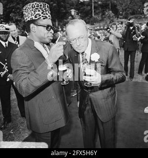 Prince Bernhard au Zaïre (ex-Congo belge), Bernhard et Mobutu en conversation, 12 août 1973, conversations, présidents, princes, pays-Bas, agence de presse du XXe siècle photo, news to remember, documentaire, photographie historique 1945-1990, histoires visuelles, L'histoire humaine du XXe siècle, immortaliser des moments dans le temps Banque D'Images