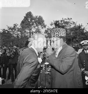 Prince Bernhard au Zaïre (ex-Congo belge), Bernhard et Mobutu en conversation, 12 août 1973, conversations, présidents, princes, pays-Bas, agence de presse du XXe siècle photo, news to remember, documentaire, photographie historique 1945-1990, histoires visuelles, L'histoire humaine du XXe siècle, immortaliser des moments dans le temps Banque D'Images