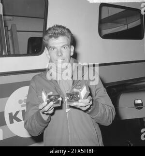 Personnes handicapées de retour des Jeux Olympiques de Tokyo, C. Prins, qui a remporté deux médailles d'or, 17 novembre 1964, GEHANDICAPTS, MEDAILLES, Pays-Bas, Agence de presse du XXe siècle photo, nouvelles à retenir, documentaire, photographie historique 1945-1990, histoires visuelles, L'histoire humaine du XXe siècle, immortaliser des moments dans le temps Banque D'Images