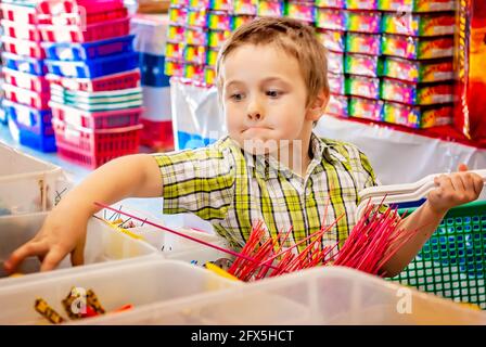 Un garçon choisit des feux d'artifice à partir d'un feu d'artifice, le 1er juillet 2011, à Columbus, Mississippi. Banque D'Images
