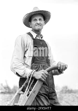 V. R. Jackson, agriculteur, a envoyé neuf enfants à l'université sur son cinquante-quatre hectares, demi-longueur Portrait, Heard County, Géorgie, États-Unis, Jack Delano, Administration américaine de la sécurité agricole, avril 1941 Banque D'Images