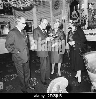 Le Prince Bernhard reçoit le livre Leo de Mme Funke, à Paleis Soestdijk, 16 novembre 1977, livres, Pays-Bas, Agence de presse du XXe siècle photo, nouvelles à retenir, documentaire, photographie historique 1945-1990, histoires visuelles, L'histoire humaine du XXe siècle, immortaliser des moments dans le temps Banque D'Images