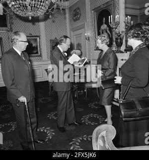 Le Prince Bernhard reçoit le livre Leo de Mme Funke, au Palais Soestdijk, 16 novembre 1977, livres, Pays-Bas, Agence de presse du XXe siècle photo, nouvelles à retenir, documentaire, photographie historique 1945-1990, histoires visuelles, L'histoire humaine du XXe siècle, immortaliser des moments dans le temps Banque D'Images